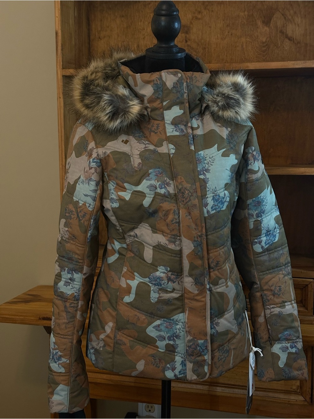 OBERMEYER (NWT) Women's Floral Camo Puffer Jacket with Faux Fur Hood (Size 4)